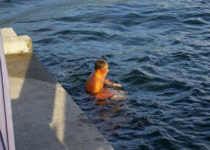 4 Person In Leikanger-by Traum *